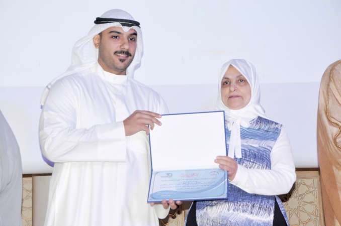 تكريم احد المشاركين في البرنامج