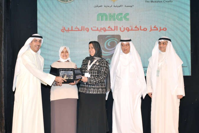 الرئيس التنفيذي لتنظيم الاتصالات فيصل ابل يتسلم درع التكريم من وزيرة الشؤون الاجتماعية والعمل هند الصبيح ومدير مركز ماكتون الكويت والخليج سبيكة الجاسر ﻿