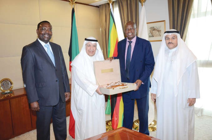 الغانم خلال تقديمه درعا تذكارية﻿
