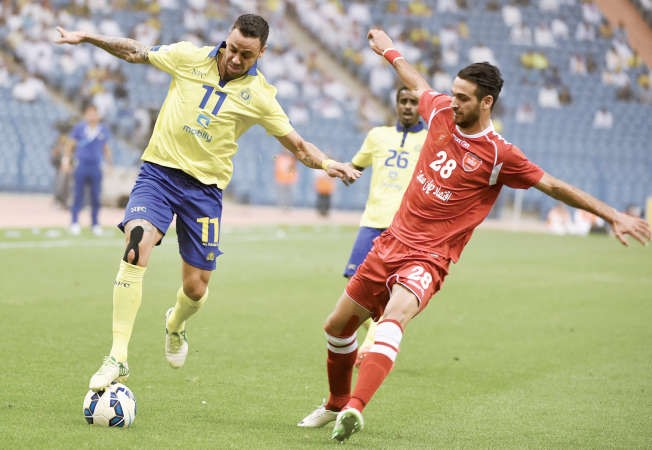 مهاجم النصر فابيان استويانوف يروض الكرة وسط ملاحقة من مدافع بيروزي احمد نوراللهافپ