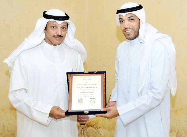 احمد الرشيدي يقدم درعا تذكارية لباتل الرشيدي