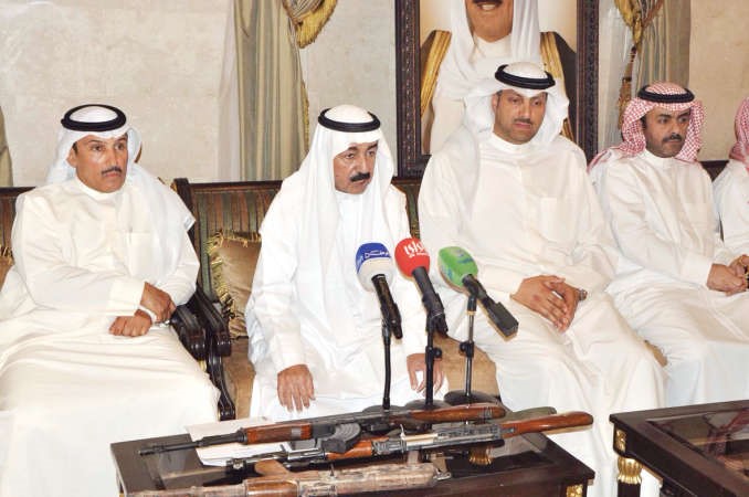 سلطان بن حثلين متحدثا لوسائل الاعلام والى جواره من اليسار العقيد الحساوي ونجله محمد بن حثلين والى اليمين ناجي العجمي ﻿