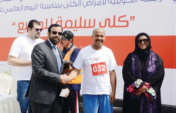 الشيخة اوراد الجابر ود تركي العتيبي يكرمان احد الفائزين