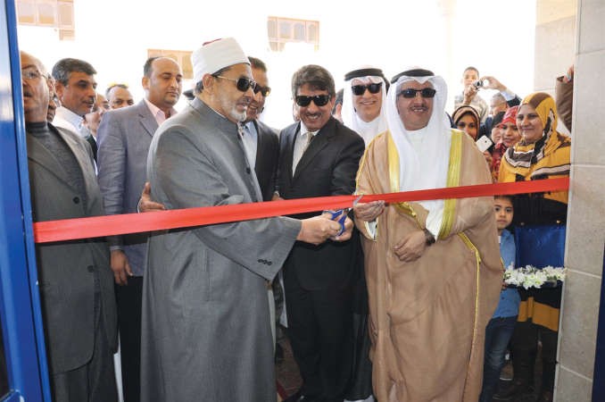 شيخ الازهر د احمد الطيب والسفير سالم الزمانان لدى قص شريط المشروع