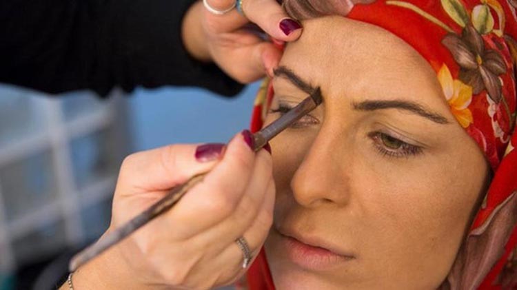 بالصور.. مغامرة "ممثلة تركية" تتنكر فى شخصية "سورية" وتكشف معاناة اللاجئين السوريين