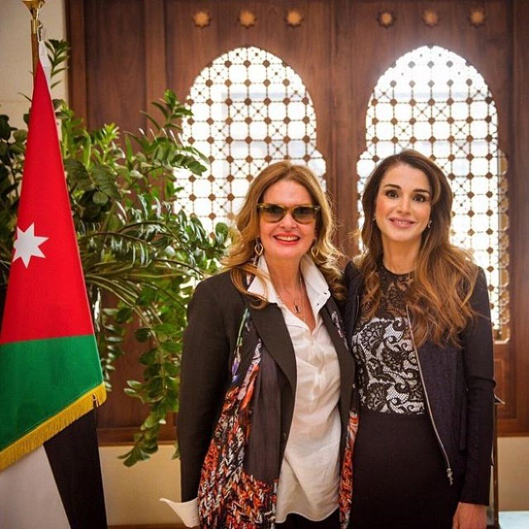 شاهد.. الملكة رانيا تنشر صورة تجمعها بالنجمة يسرا