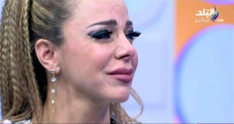 بالفيديو.. سوزان نجم الدين تبكي على الهواء مع عرض صورة ابنائها الاربعة