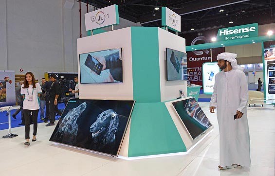 بالصور.. الهاتف الصيني الذي لفت زوار "أبوظبي للإلكترونيات"