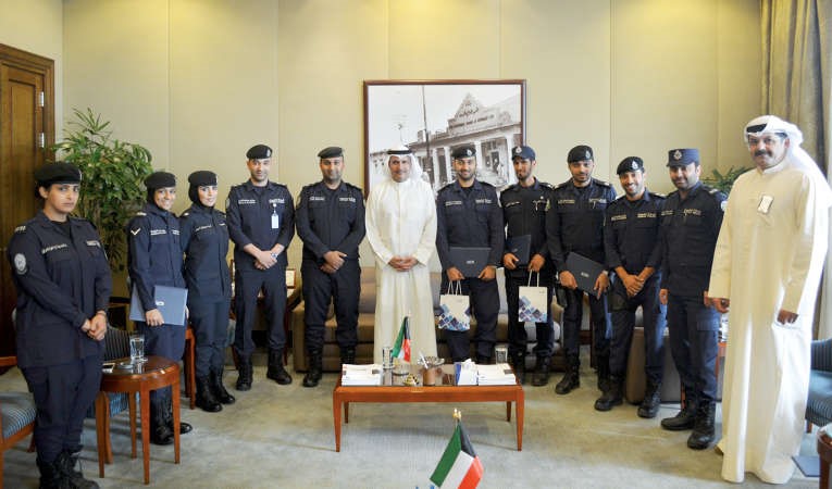  الرئيس التنفيذي لمجموعة بنك الكويت الوطني عصام جاسم الصقر خلال تكريمه فريق وزارة الداخلية