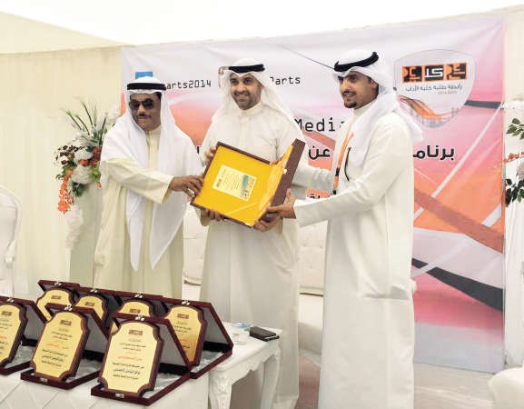 د ياسين الياسين مكرما الوزير الشيخ محمد العبدالله