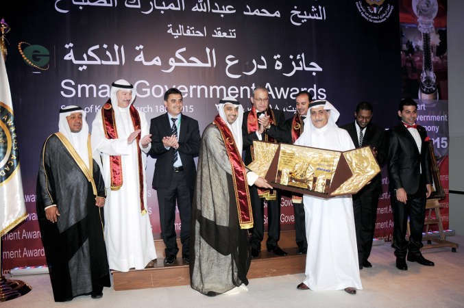 اسماعيل المهيد يقدم درعا تذكارية الى الشيخ محمد العبد الله 	محمد خلوصي﻿
