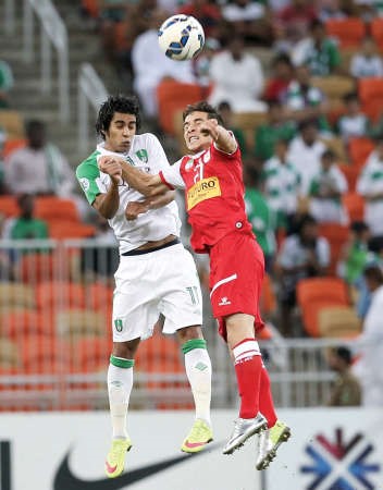 لاعب وسط اهلي جدة وليد باخشوين في صراع هوائي مع مدافع تراكتور فارشاد احمد زادة	افپ﻿