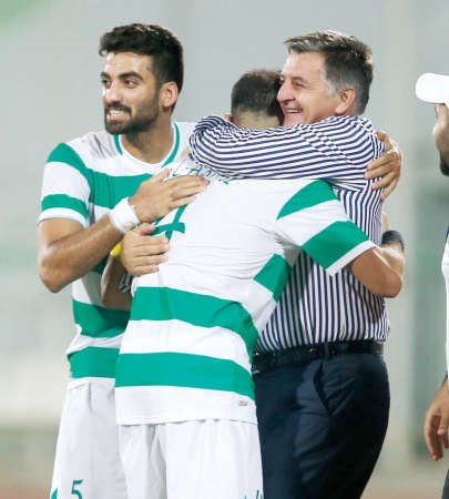 مدرب العربي بونياك مع لاعبيه 	الازرق كوم﻿
