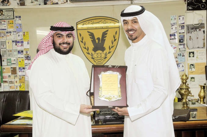 الشيخ فهد الاحمد يتسلم درعا تذكارية من احمد عجب﻿