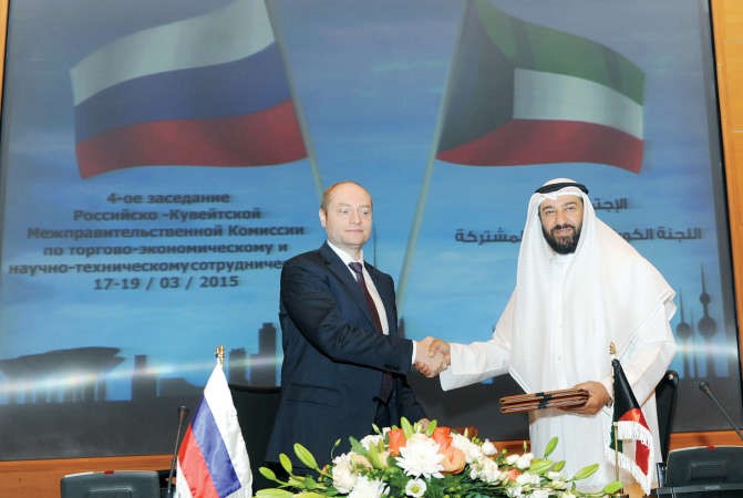 دعلي العمير متبادلا وثائق الاتفاقية مع الكسندر جالوشكا ﻿