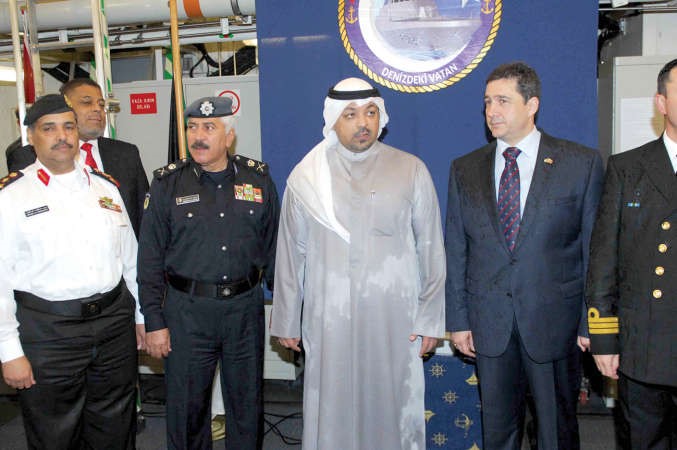 اللواء محمود الدوسري متوسطا ادريس عبداللطيف والشيخ يوسف العبدالله والسفير التركي 