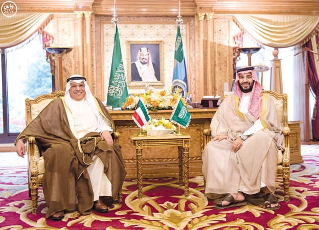 نائب رئيس مجلس الوزراء ووزير الدفاع الشيخ خالد الجراح الصباح مع وزير الدفاع رئيس الديوان الملكي المستشار الخاص لخادم الحرمين الشريفين الامير محمد بن سلمان بن عبدالعزيز