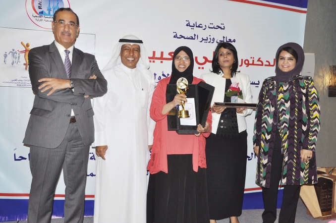 دقيس الدويري مكرما دهدى الدويسان بحضور دطارق الجسار ودفاطمة العسومي ودرحاب الوطيان﻿