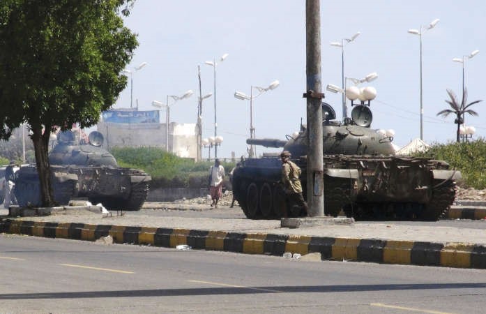انتشار الدبابات حول مطار عدن الدولي بعد ان استعادته القوات الموالية للرئيس عبدربه منصور هادي رويترز 