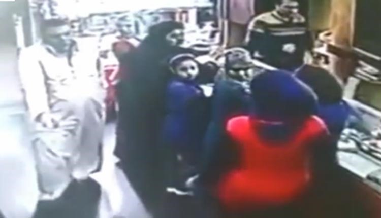 بالفيديو.. شاهد كيف تصرف صاحب محل ضبط فتاة محجبة سرقت "سواراً ذهبياً ؟