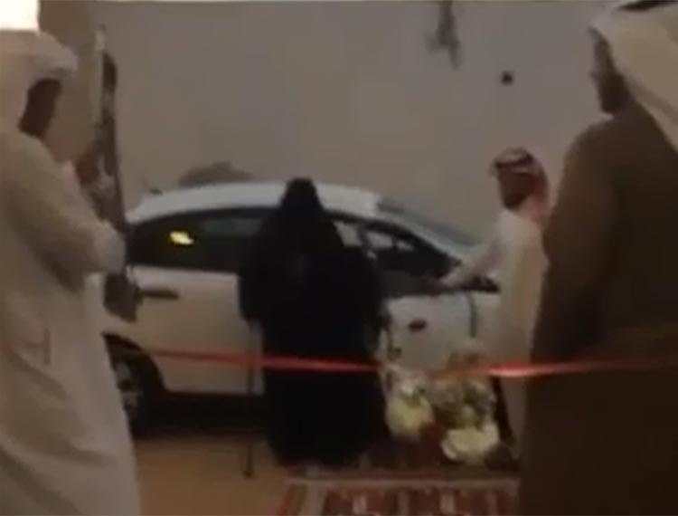 بالفيديو.. سعودي يطلق النار في الهواء اثناء استقبال والدته لتقص شريط تدشين منزله الجديد