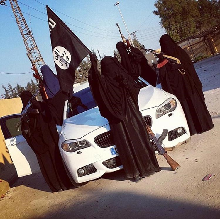 بالصور.. أرملة داعشي تنشر صوراً لجهاد الـ5 نجوم وتؤكد: متعطشات لشرب الدماء !