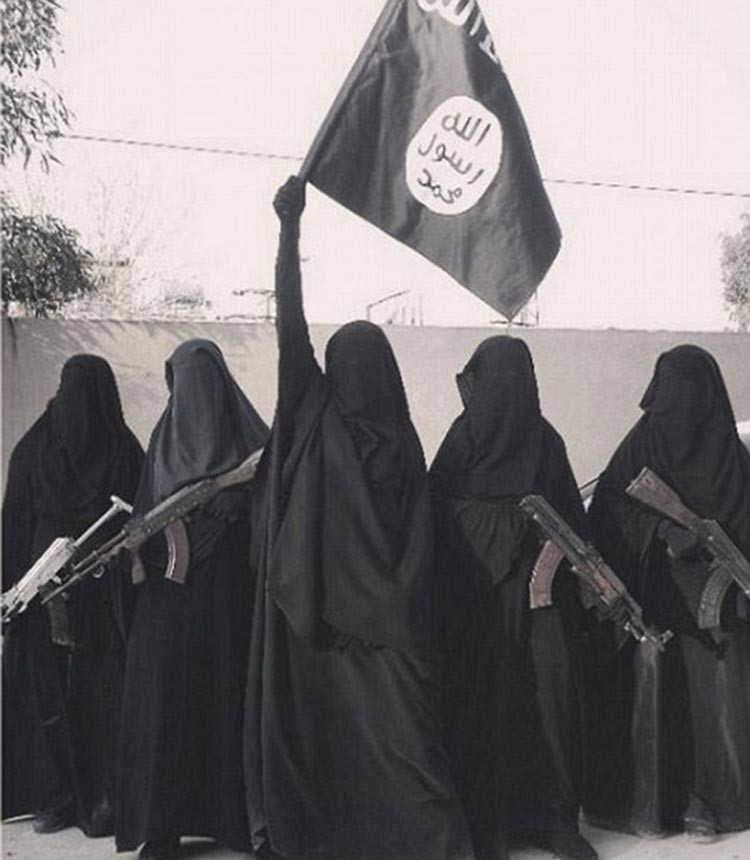 بالصور.. أرملة داعشي تنشر صوراً لجهاد الـ5 نجوم وتؤكد: متعطشات لشرب الدماء !