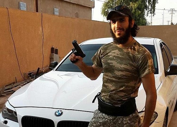 بالصور.. أرملة داعشي تنشر صوراً لجهاد الـ5 نجوم وتؤكد: متعطشات لشرب الدماء !
