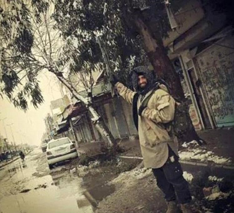بالصور.. أرملة داعشي تنشر صوراً لجهاد الـ5 نجوم وتؤكد: متعطشات لشرب الدماء !