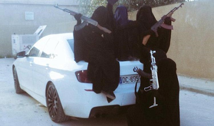 بالصور.. أرملة داعشي تنشر صوراً لجهاد الـ5 نجوم وتؤكد: متعطشات لشرب الدماء !