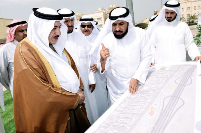 الفريق مفهد الامير يطلع على مخطط المشروع ﻿