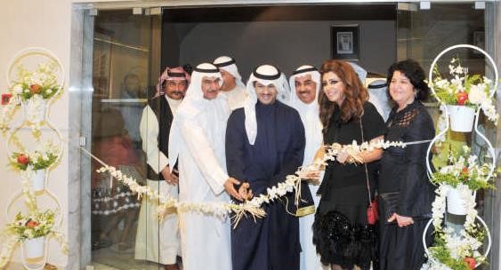 الشيخ صباح جابر المبارك ودرشيد الحمد يشاركان الفنانة شيماء اشكناني قص شريط الافتتاح محمد هاشم