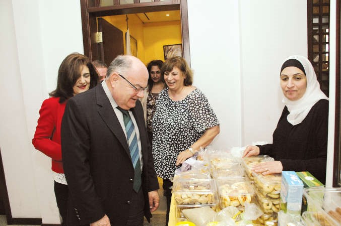السفير اللبناني يطلع على بعض المعروضات ﻿