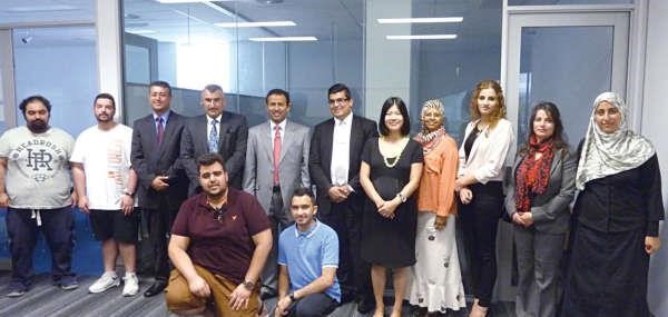 الطلبة الكويتيون المشاركون في المحاضرة وممثل بنك الكومنولث وممثل من جامعة كانبرا ودفهاد العجمي