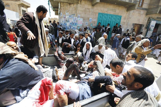المسعفون ينقلون عشرات الجرحى الذين سقطوا خلال احدى الهجمات الانتحارية فيصنعاء امسرويترز 