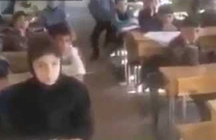 فيديو مروع.. لحظة سقوط صاروخ بالقرب من مدرسة في سورية اثناء تواجد الطلبة في الفصل الدراسي