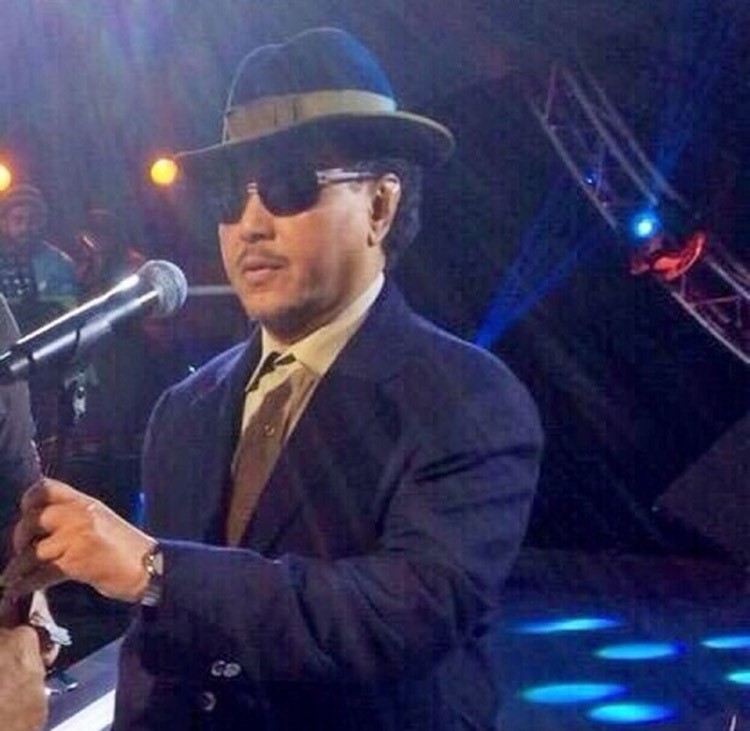 صورة.. الفنان محمد عبده يفاجئ جمهوره بدبي بزي "الكاو بوي" الأميركي