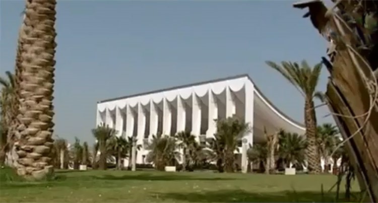 بالفيديو.. السجن لمن يقود سيارته وبجواره طفل في المقعد الأمامي أو غرامة 500 دينار