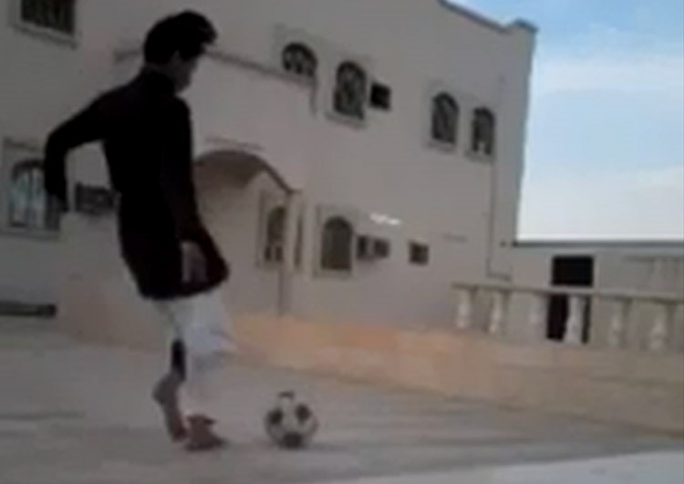بالفيديو.. سعودي يتحدى كبار نجوم كرة القدم بهذه الحركة المذهلة