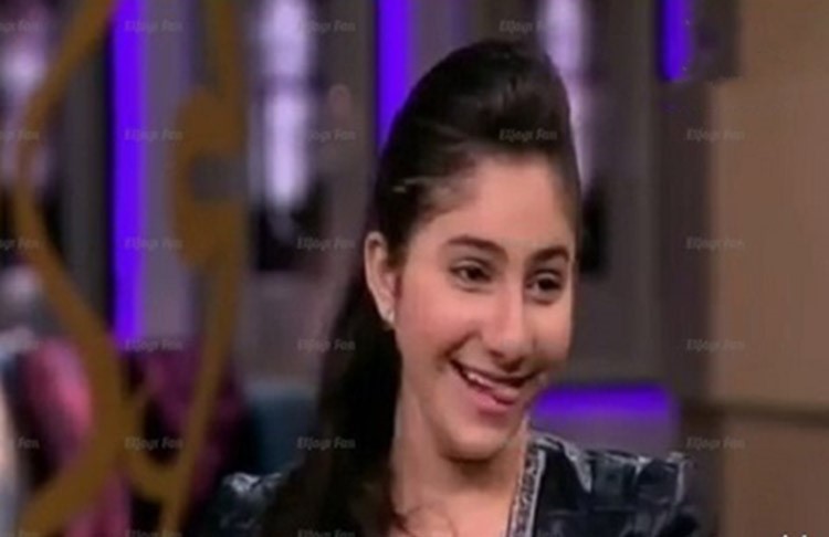 بالفيديو.. ياسمينا ترد على الفنانة أحلام.. وتخرج لسانها على الهواء