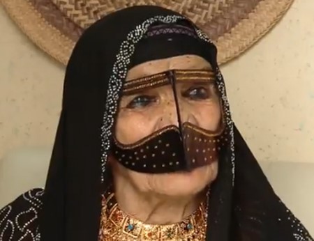 بالفيديو.. أكبر معمّرة إماراتية تخطت الـ 100.. "الجدة" عائشة الحبسي 161 ولداً وحفيداً