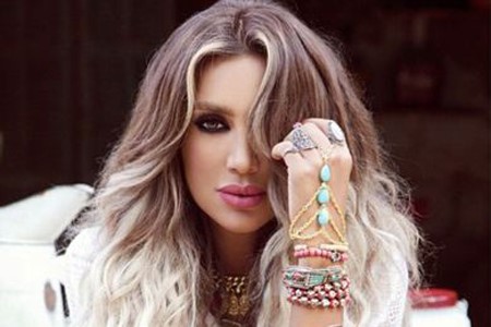 بالصور.. مايا دياب أثناء نومها وشعرها مفرود