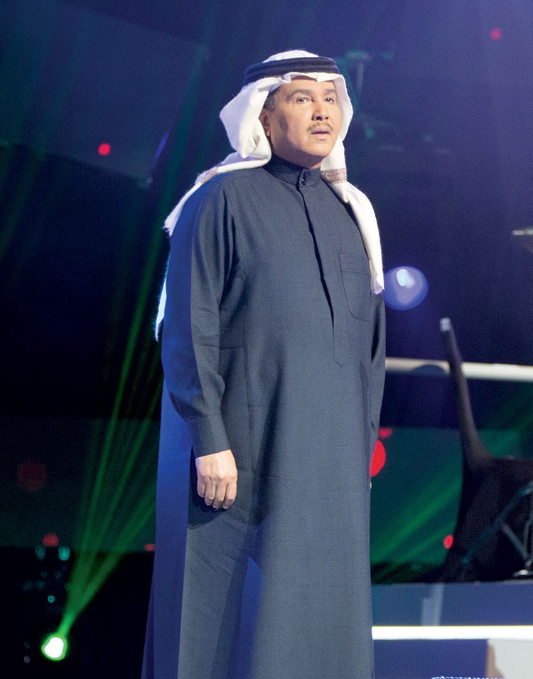 محمد عبده ممازحاً آمال ماهر: «شكلي بطلّق»..!