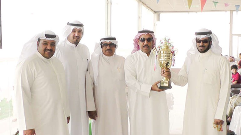 صاحب المركز الاول حاملا الكاس