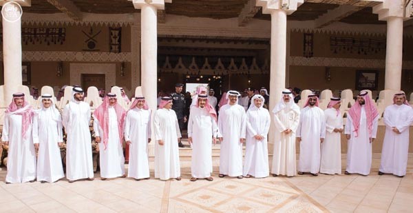 خادم الحرمين الشريفين الملك سلمان بن عبدالعزيز خلال استقباله ولي عهد البحرين صاحب السمو الملكي الامير سلمان بن حمد ال خليفة وولي عهد ابوظبي صاحب السمو الشيخ محمد