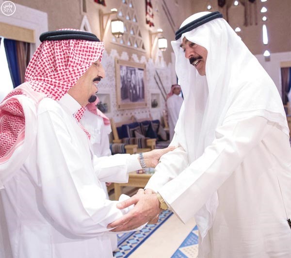 خادم الحرمين الشريفين الملك سلمان بن عبدالعزيز خلال استقباله نائب رئيس مجلس الوزراء ووزير الداخلية الشيخ محمد الخالد في الرياض امسواس