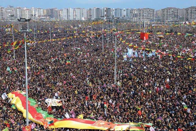 اكراد يحتفلون بعيد السنة الجديدة النوروزفي مدينة دياربكر التركيةافپ

