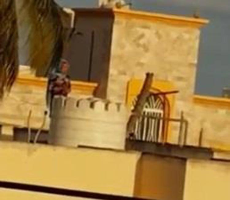 بالفيديو.. شاهد خادمة تضع سحراً داخل خزان مياه أسرة كفيلها 
