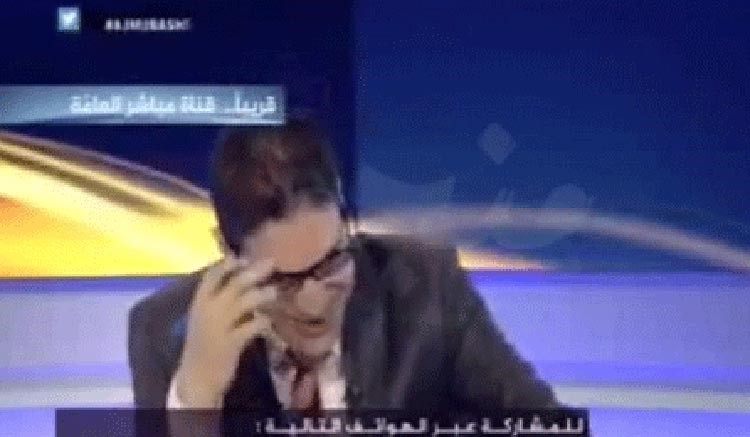 بالفيديو.. مذيع "الجزيرة" يبكي على الهواء بعد سماع صوت والدته