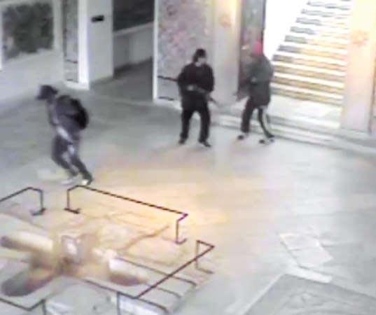 صورة ماخوذة عن فيديو وزعته وزارة الداخلية التونسية تظهر وجود مسلح ثالث ضمن مهاجمي متحف باردو	افپ﻿
